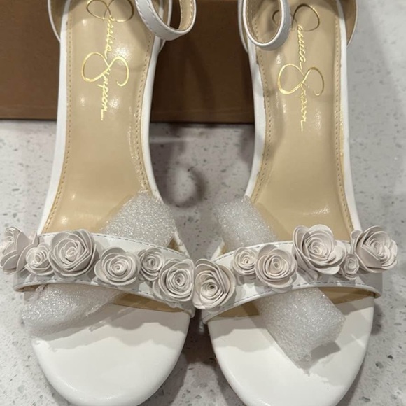 Jessica Simpson White Floral Heels - Picture 1 of 6